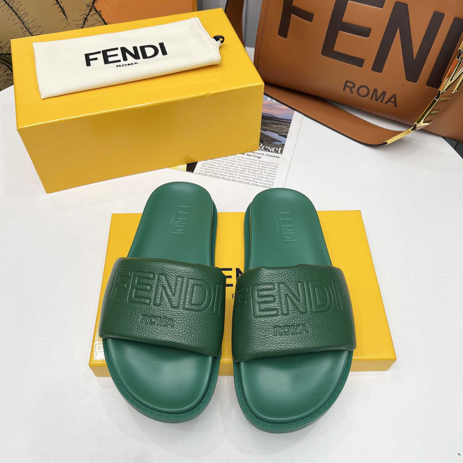 Fendi Roma Slides Green Leather Fussbett - DesignerGu