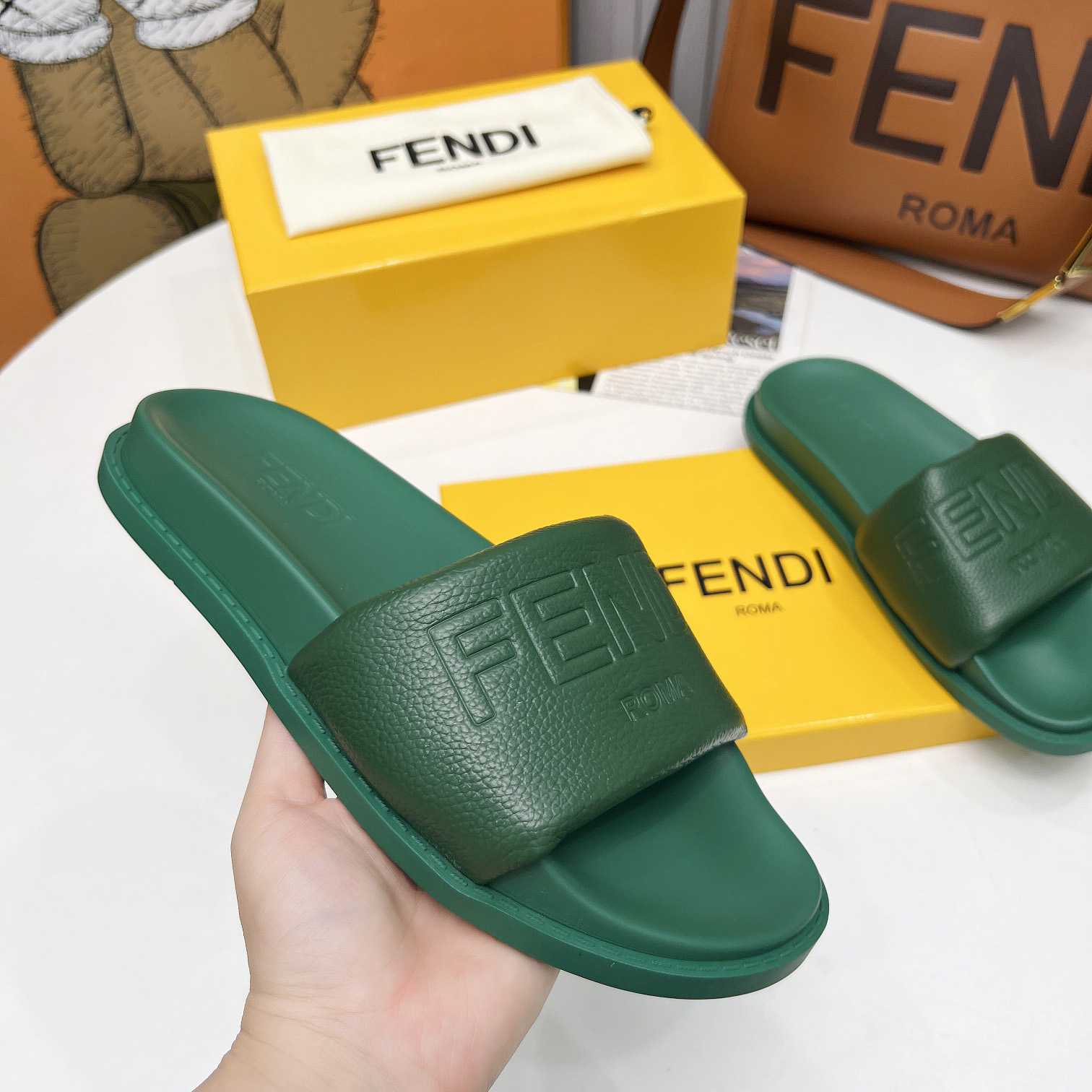 Fendi Roma Slides Green Leather Fussbett - DesignerGu