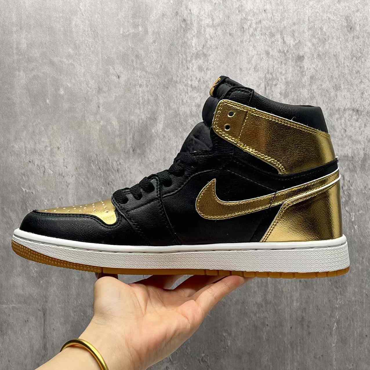 Jordan 1 High OG “Metallic Gold” Sneaker   DZ5485-071 - DesignerGu