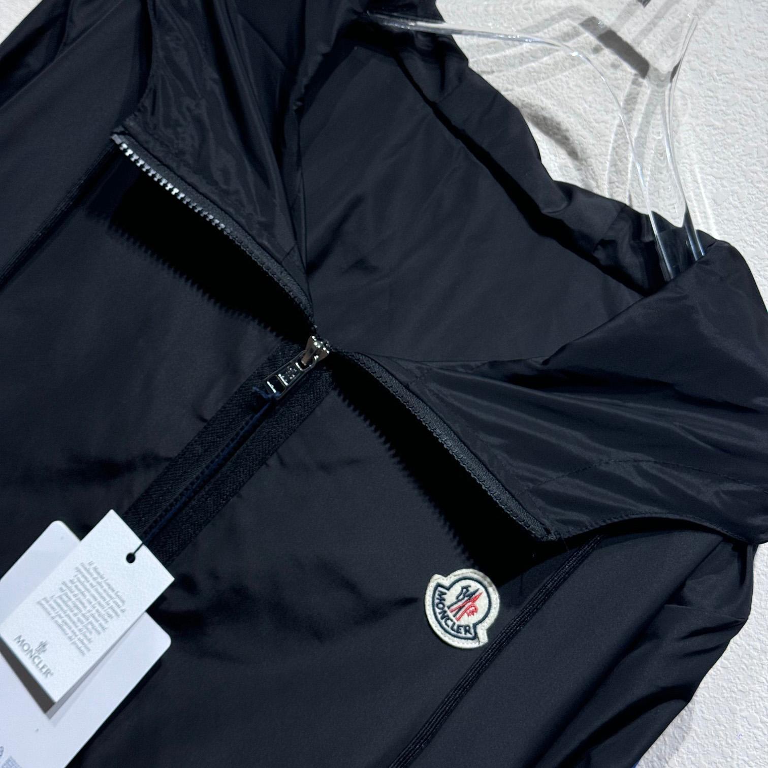 Moncler Hattab Logo-Patch Hooded Rain Jacket - DesignerGu