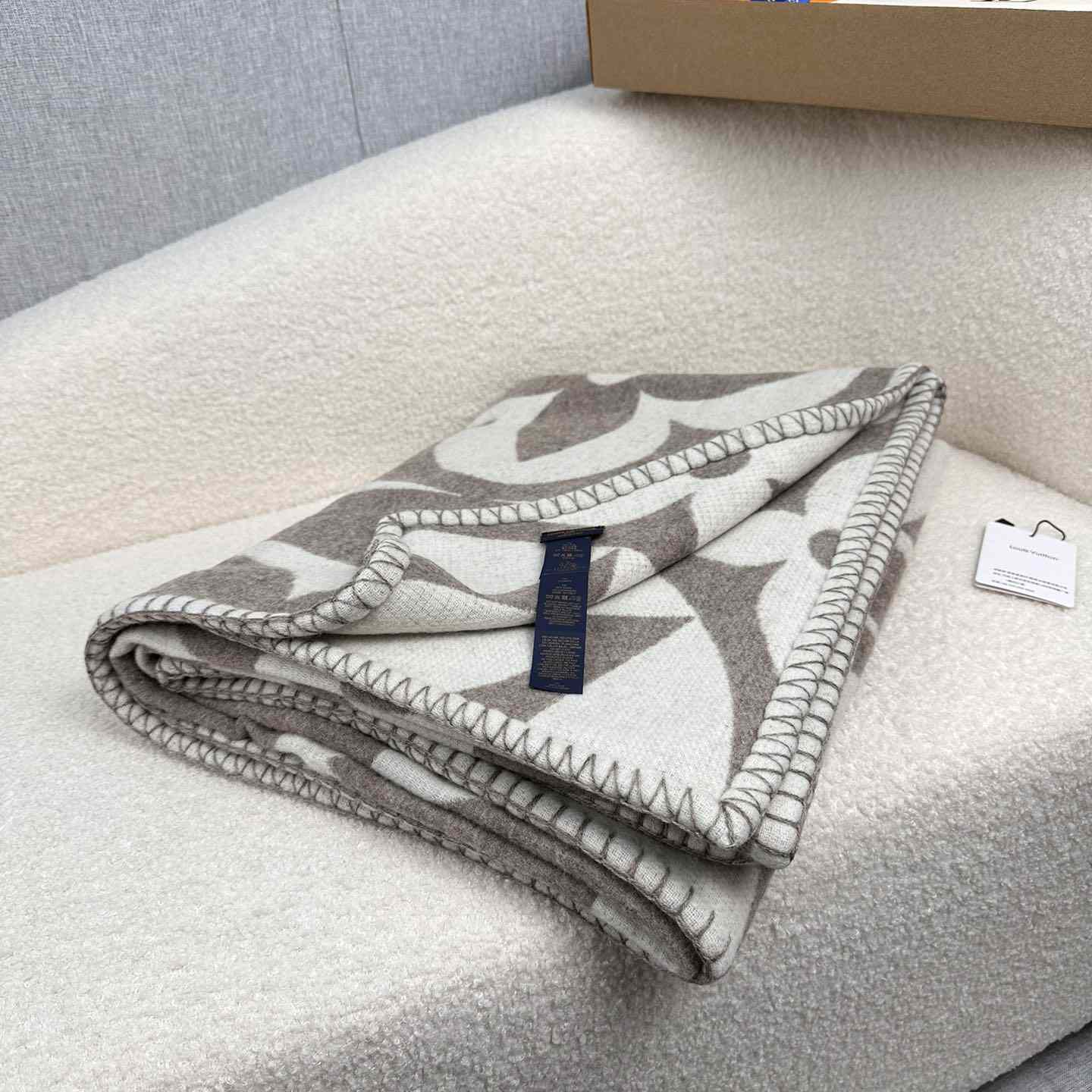 Louis Vuitton LV Medallion Blanket  M79275 - DesignerGu