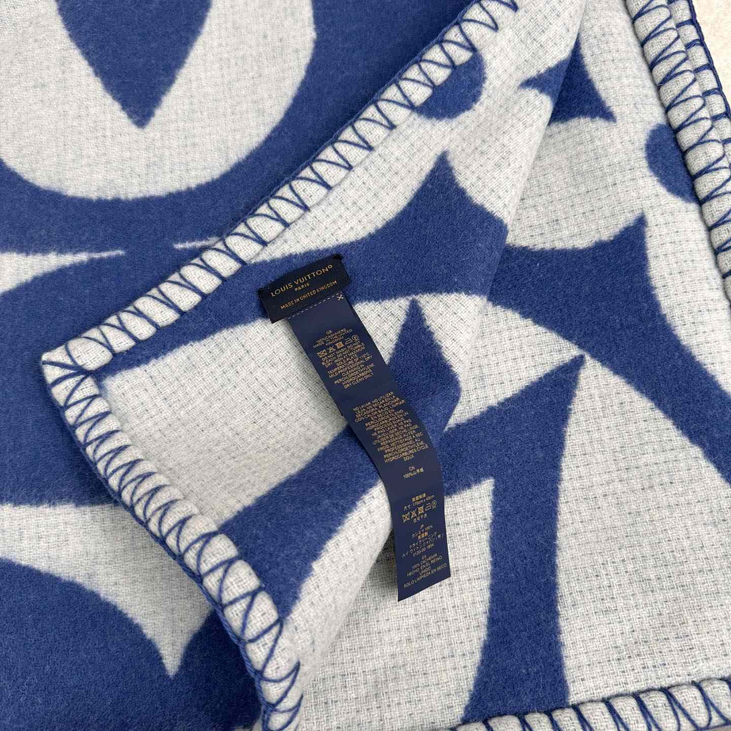 Louis Vuitton LV Medallion Blanket  M79332 - DesignerGu