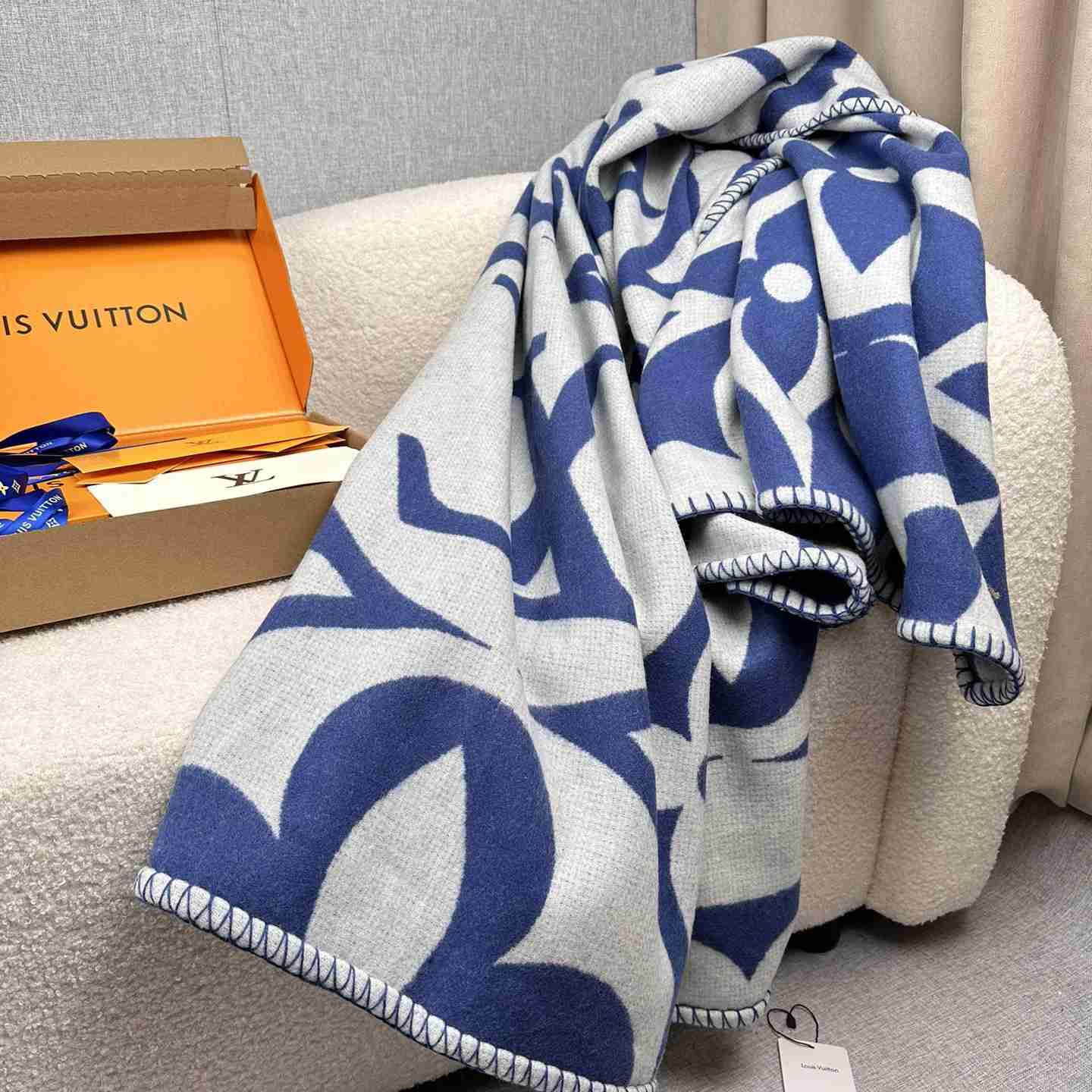 Louis Vuitton LV Medallion Blanket  M79332 - DesignerGu