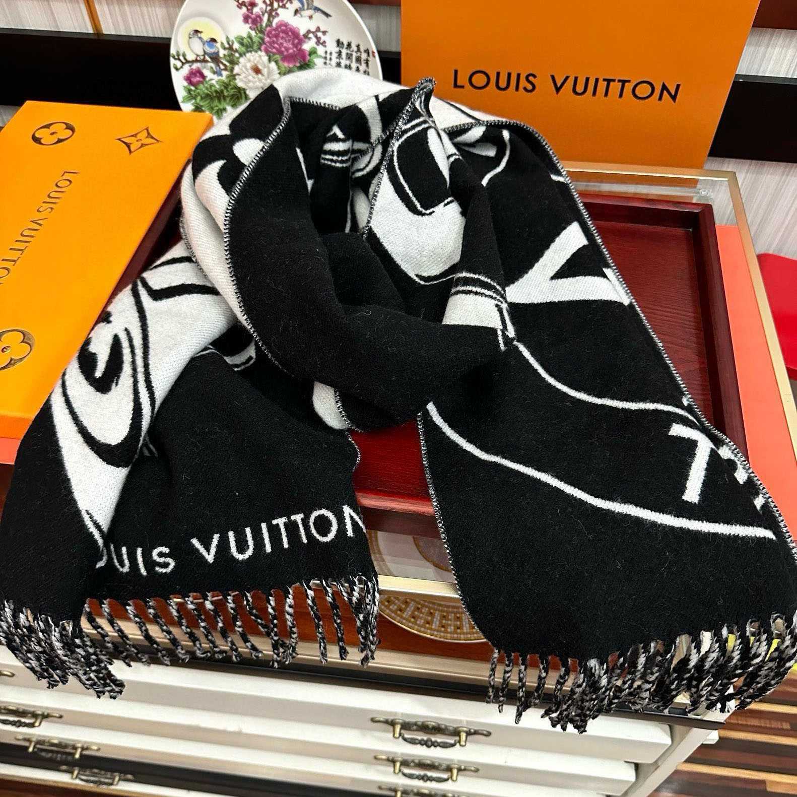 Louis Vuitton Lock And Keys Scarf  M92855 - DesignerGu