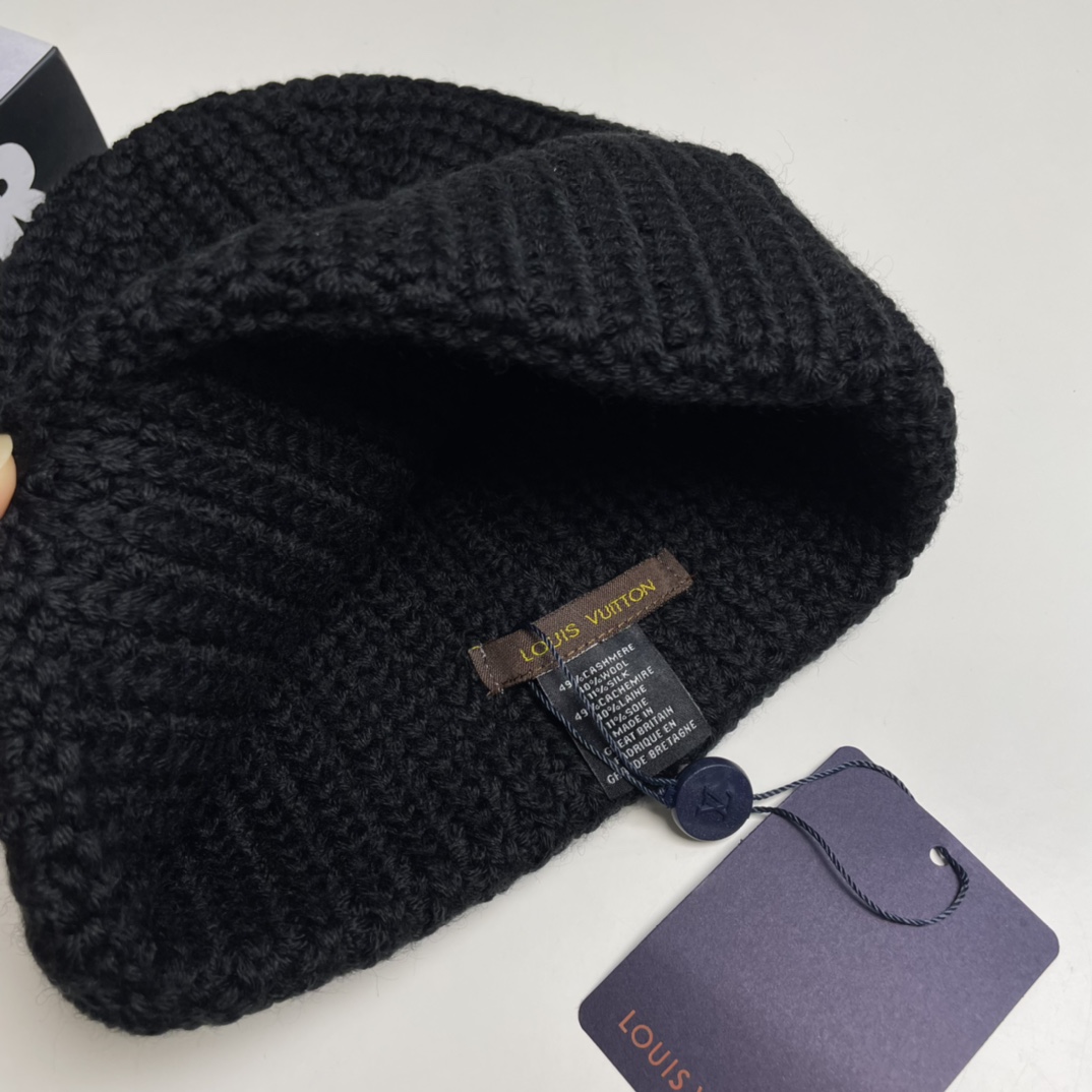 Louis Vuitton Beanie - DesignerGu