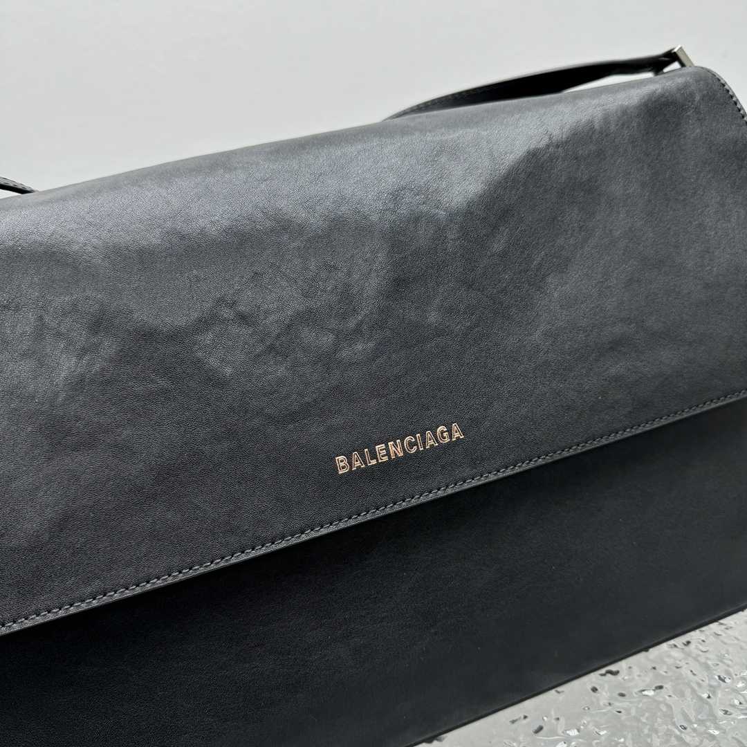 Balenciaga Grungy Medium Messenger Bag In Black - DesignerGu