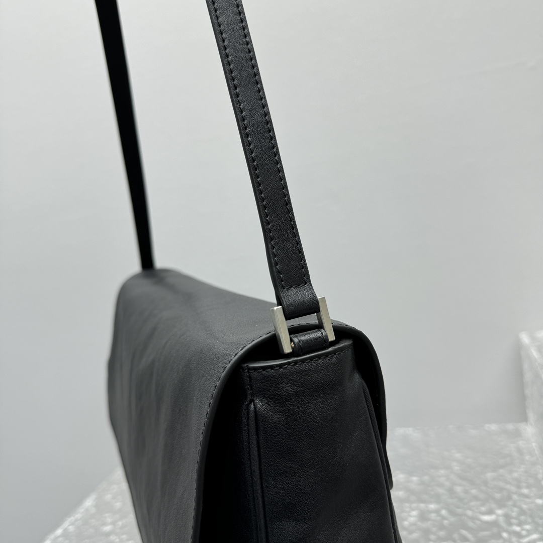 Balenciaga Grungy Medium Messenger Bag In Black - DesignerGu