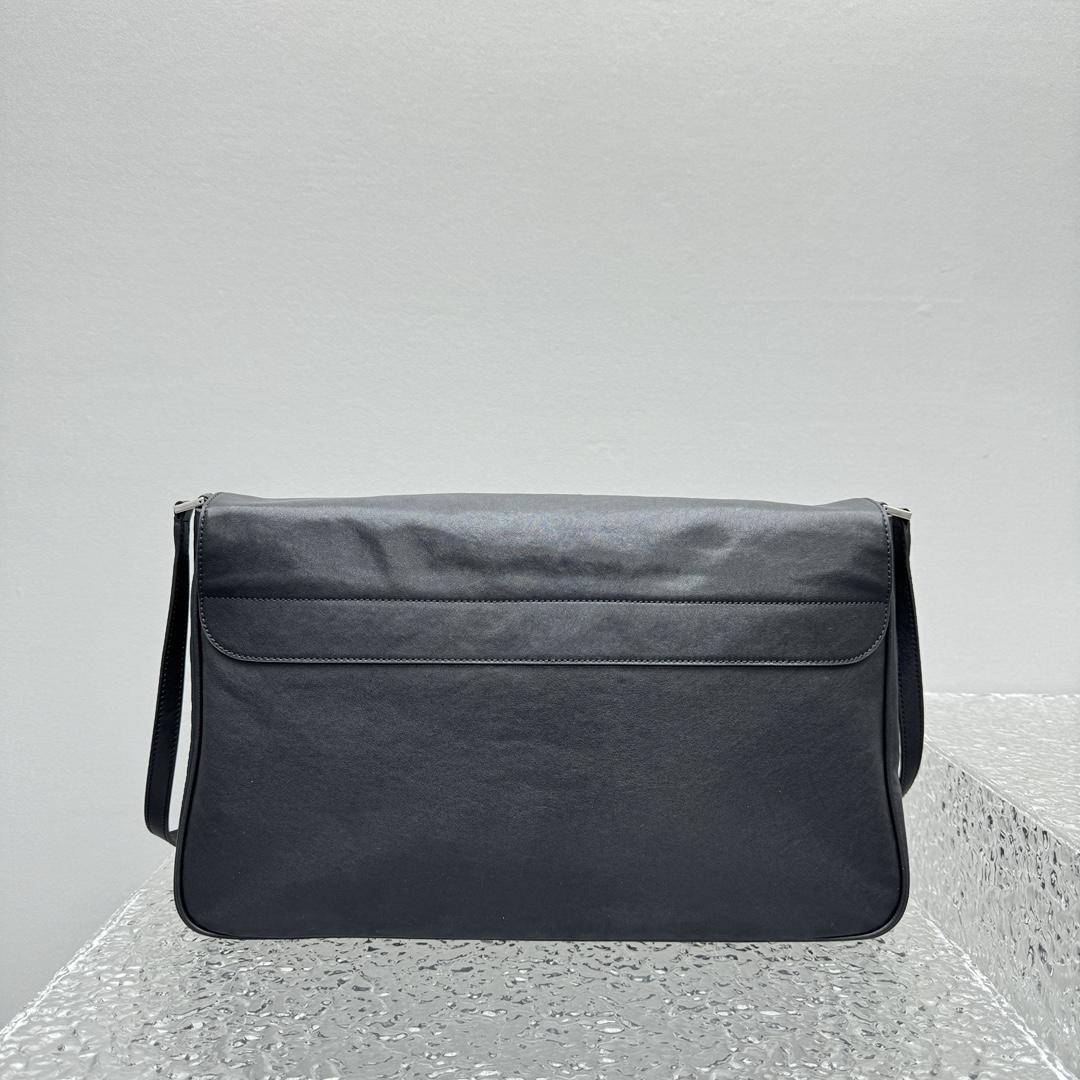 Balenciaga Grungy Medium Messenger Bag In Black - DesignerGu