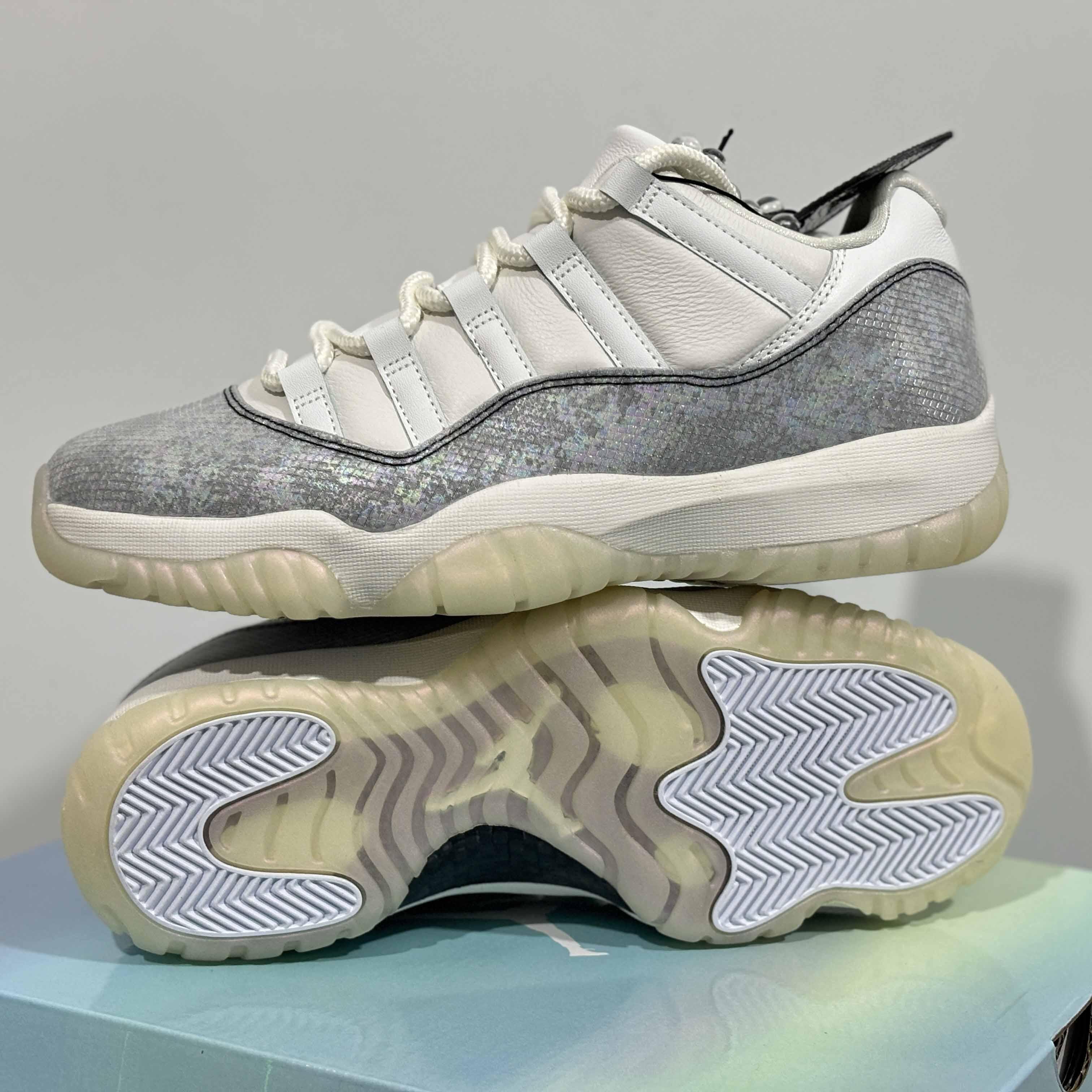 Air Jordan 11 Low Sneaker   HQ7000-001 - DesignerGu